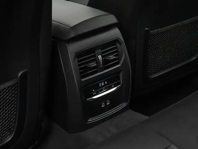 BMW 3 Series view 30