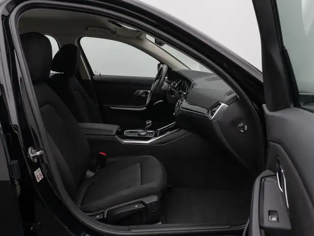 BMW 3 Series view 25