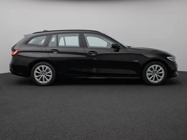 BMW 3 Series view 5