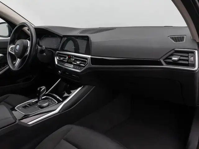 BMW 3 Series view 24