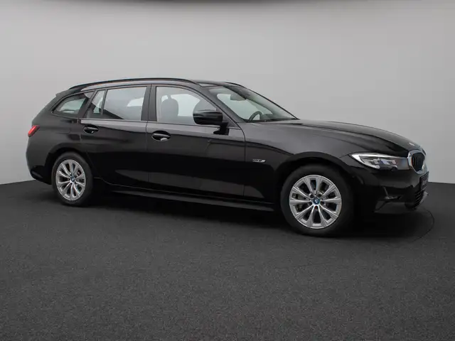 BMW 3 Series view 4