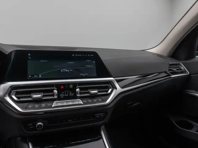 BMW 3 Series view 22