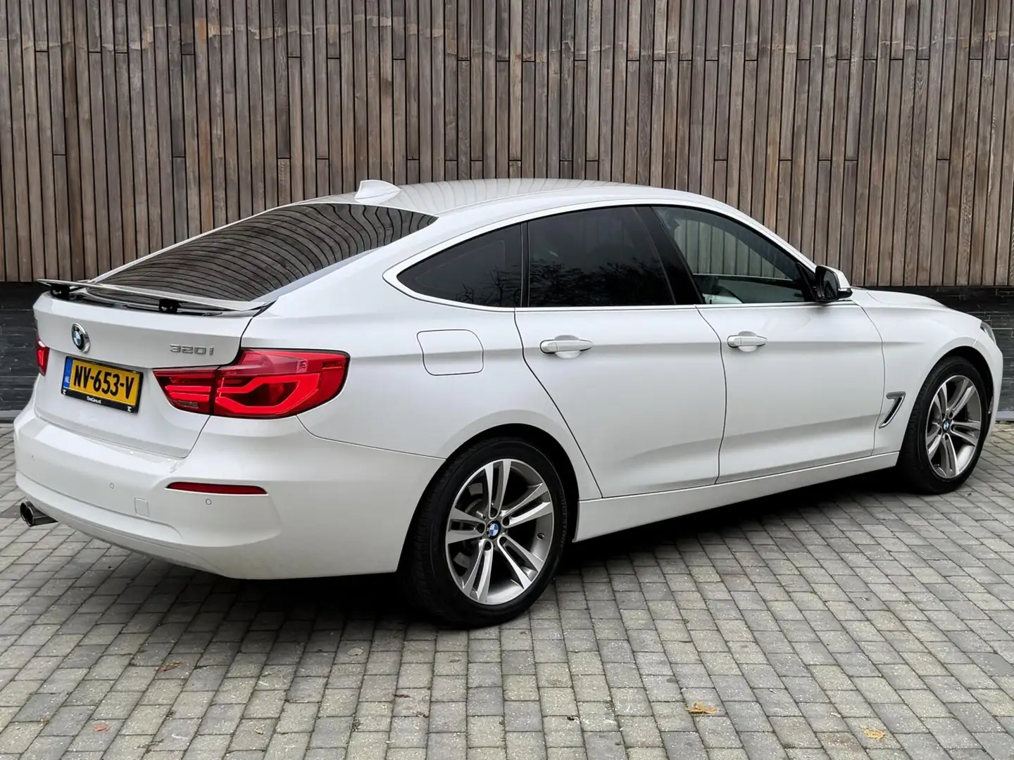 BMW 320 3-serie Gran Turismo 320i High Executive Automaat Weiß - 2