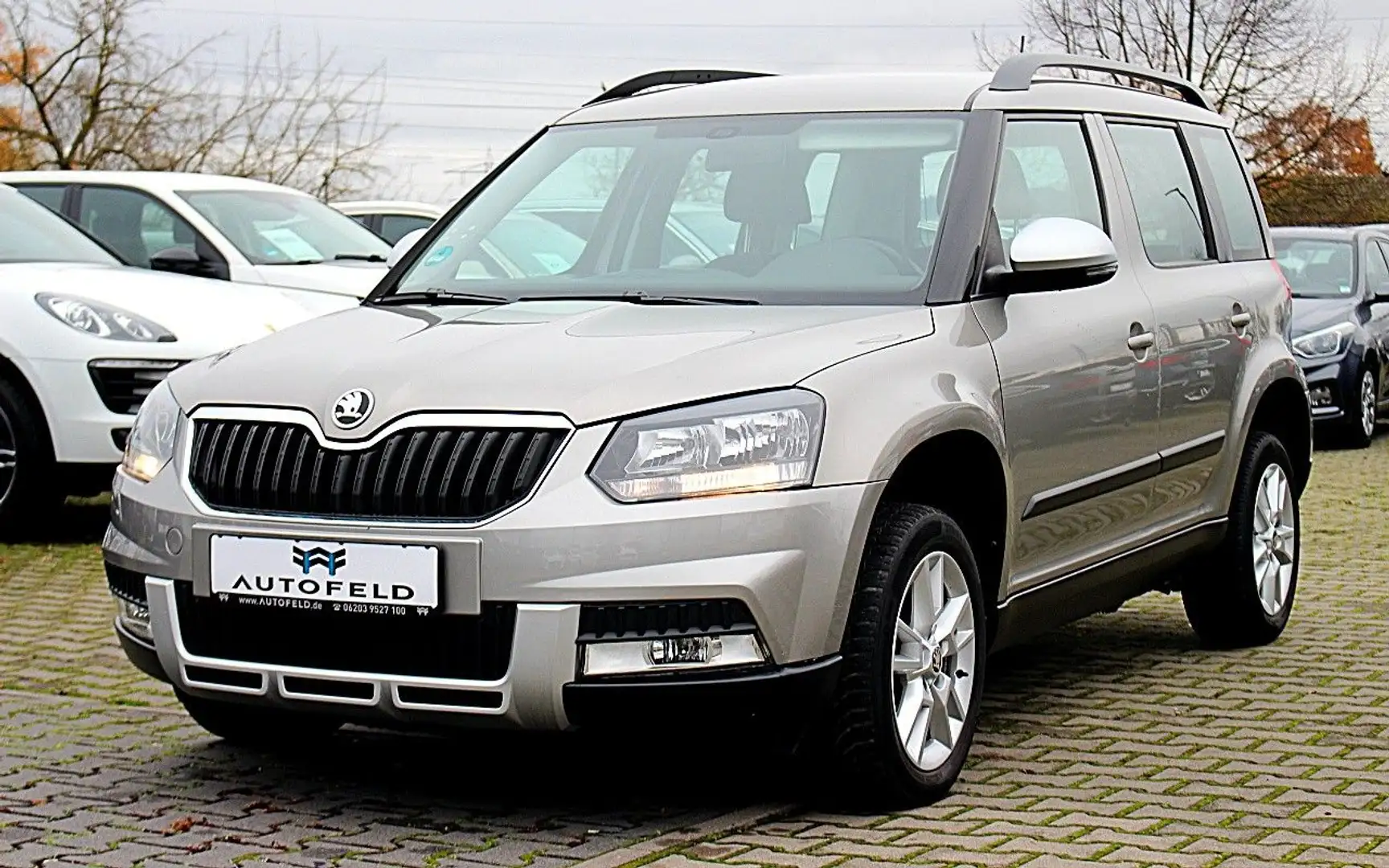 Skoda Yeti 1.2 TSI OUTDOOR/SHEFT/NAVI/AHK/NAVI/PDC/ Grau - 1
