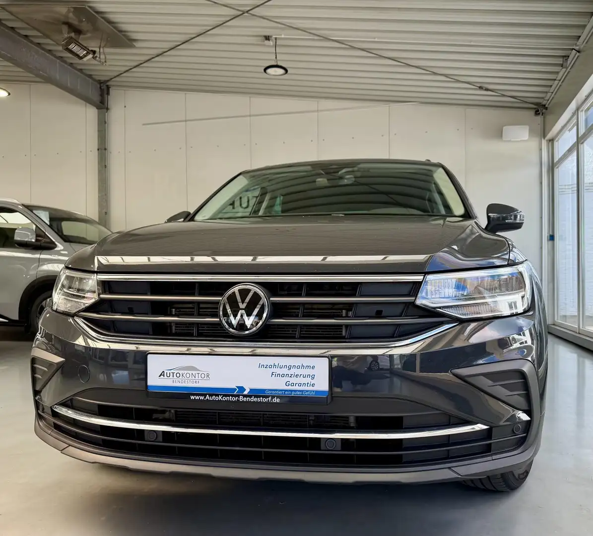 Volkswagen Tiguan Life Autom.,. *LED *AHK *Kamera *Winterp. Grijs - 1