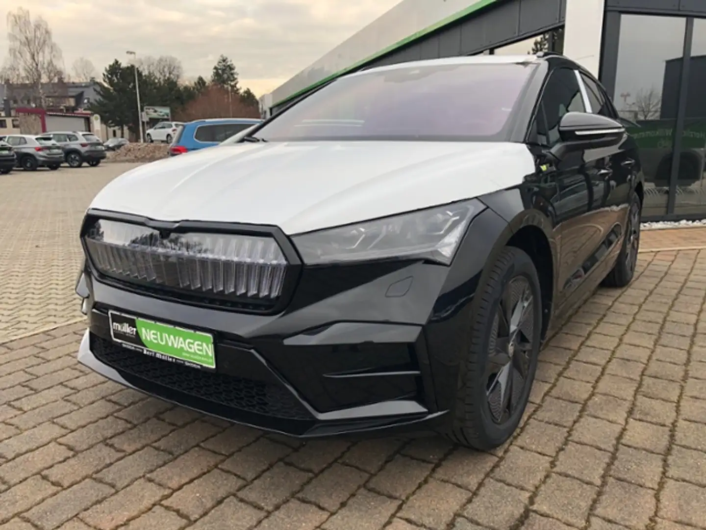 Skoda Enyaq RS 4x4 AHZV Navi Matrix SmartLink DAB+ Zwart - 2