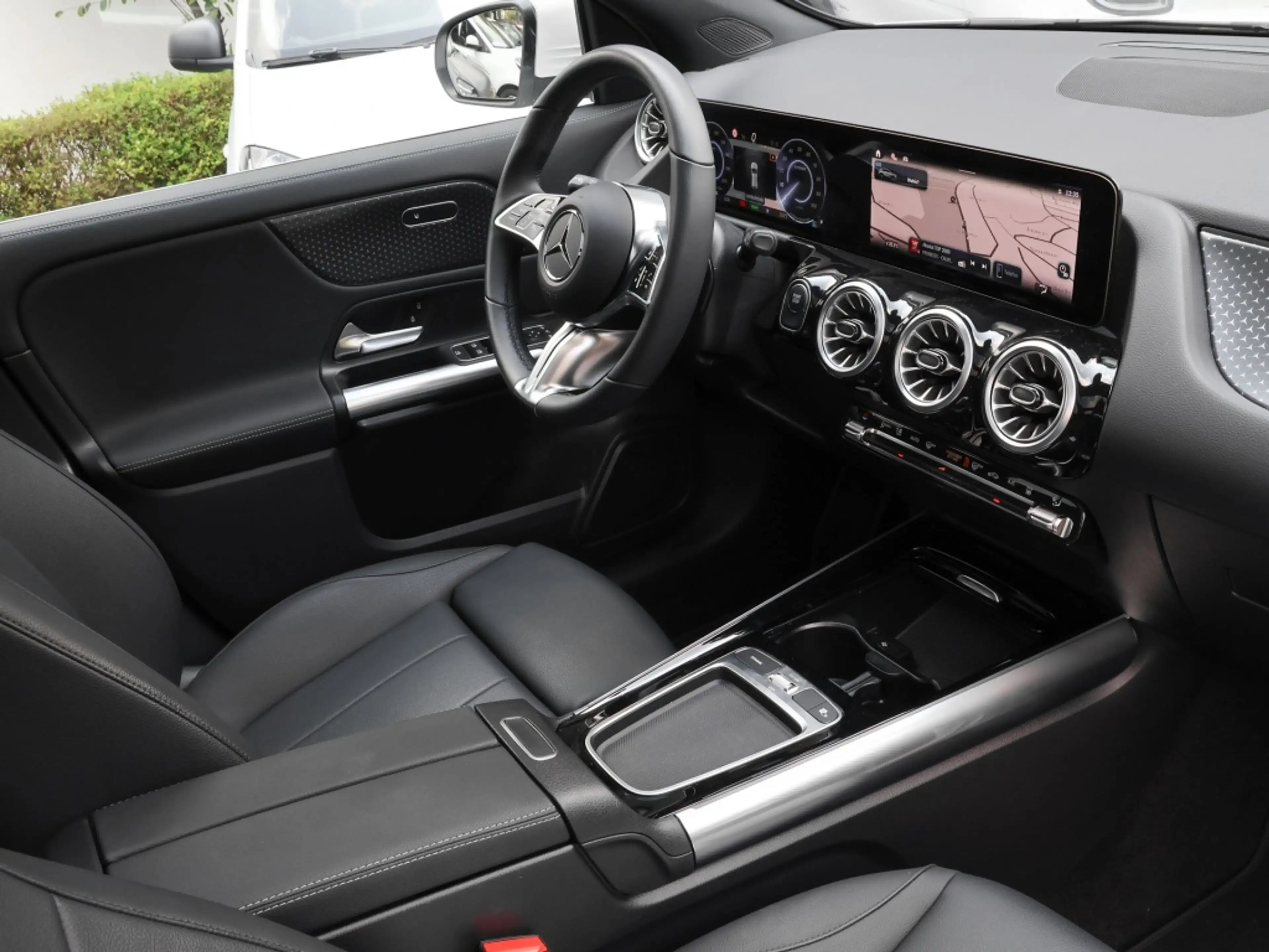 Mercedes-Benz EQA 300 4M Progressive/Pano/AHK/360/Ambi/Totw/18 — photo 4