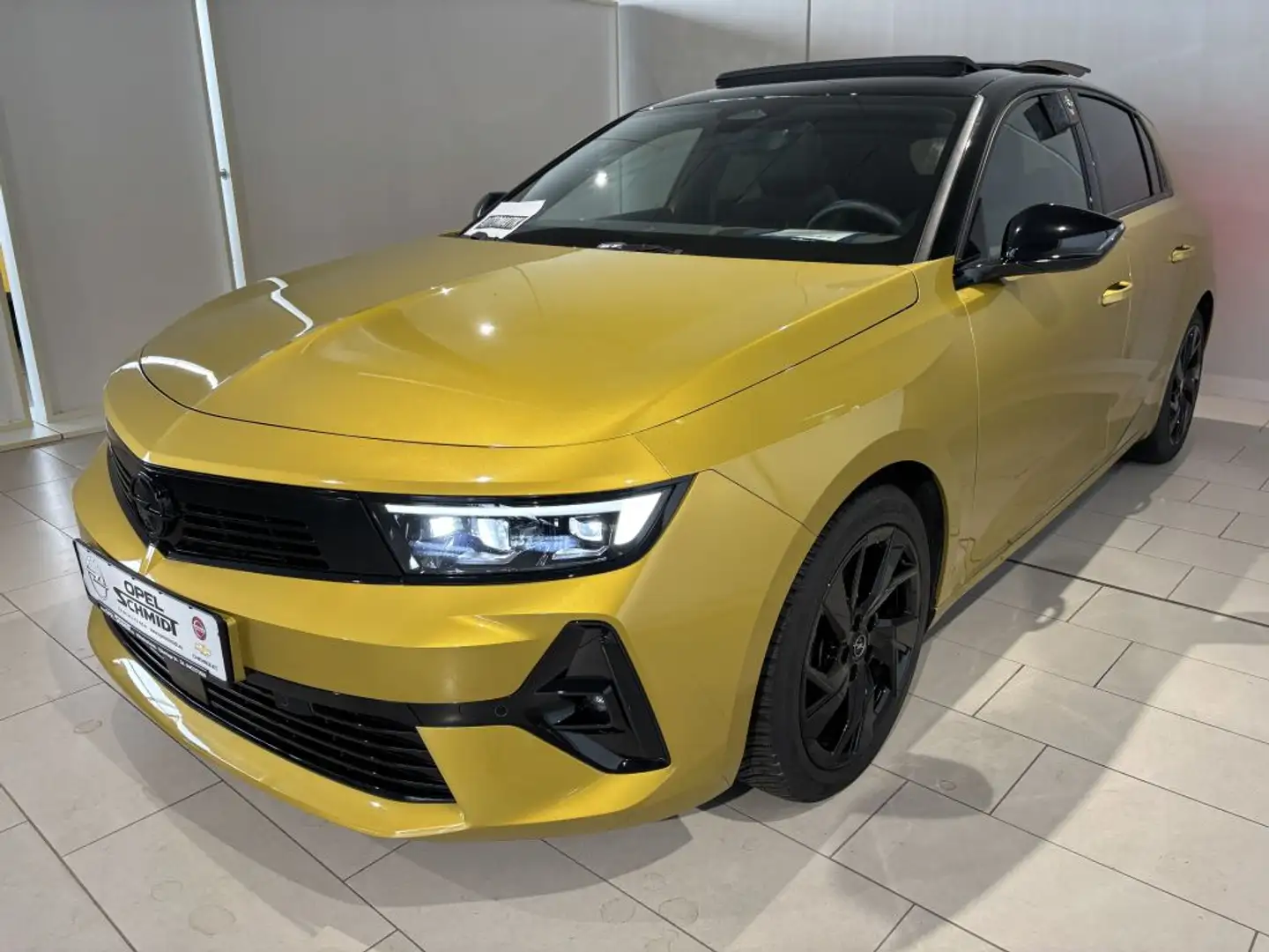 Opel Astra 1.2 Turbo Automatik GS Gelb - 1