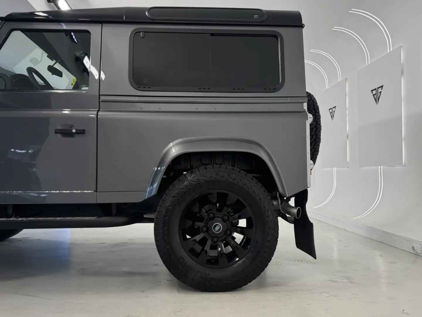 Land Rover Defender 90 SW SE Gris - 2