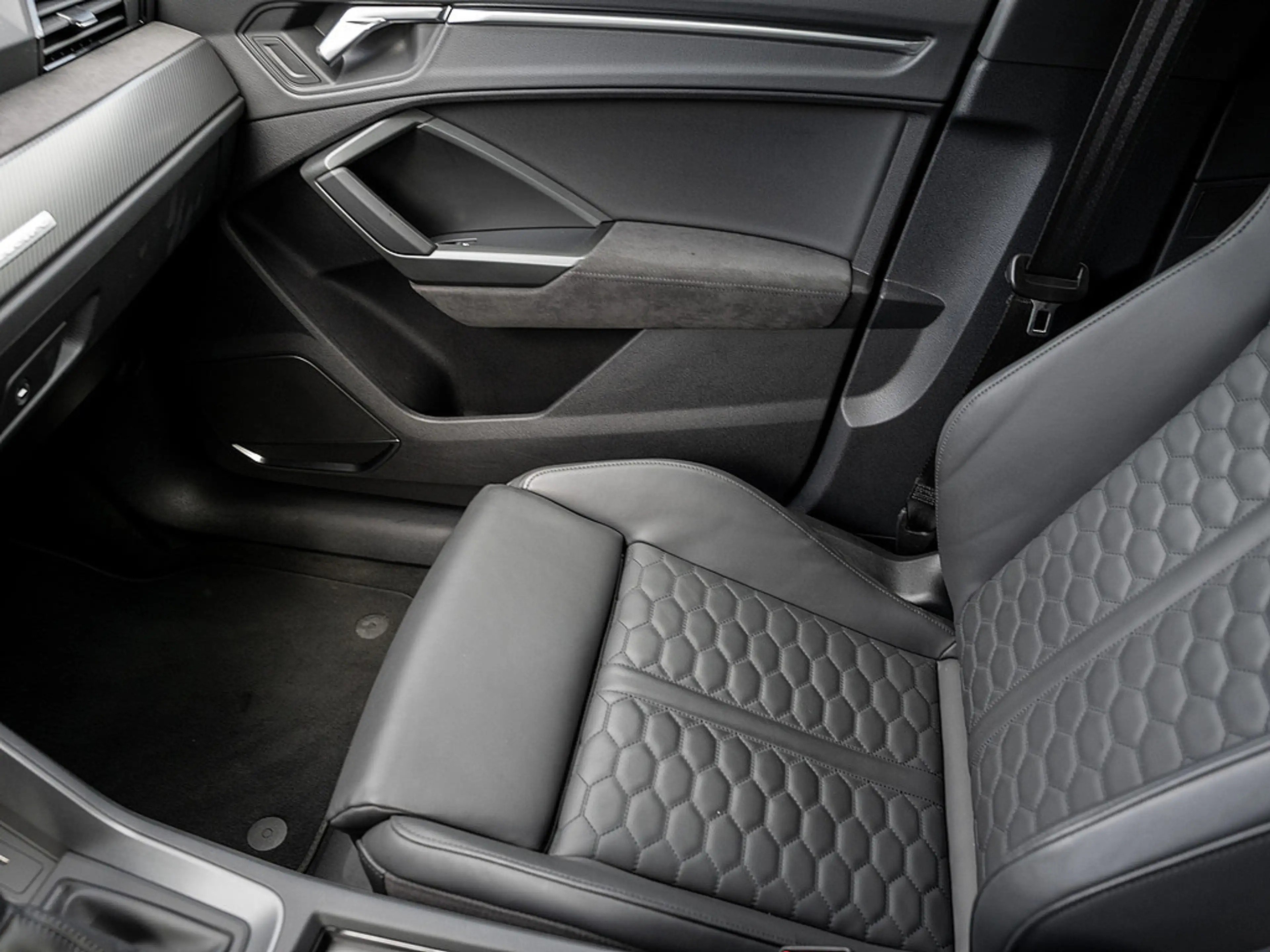 Audi RS Q3 Sportback 2.5 TFSI AHK MATRIX PANO B&O — photo 10