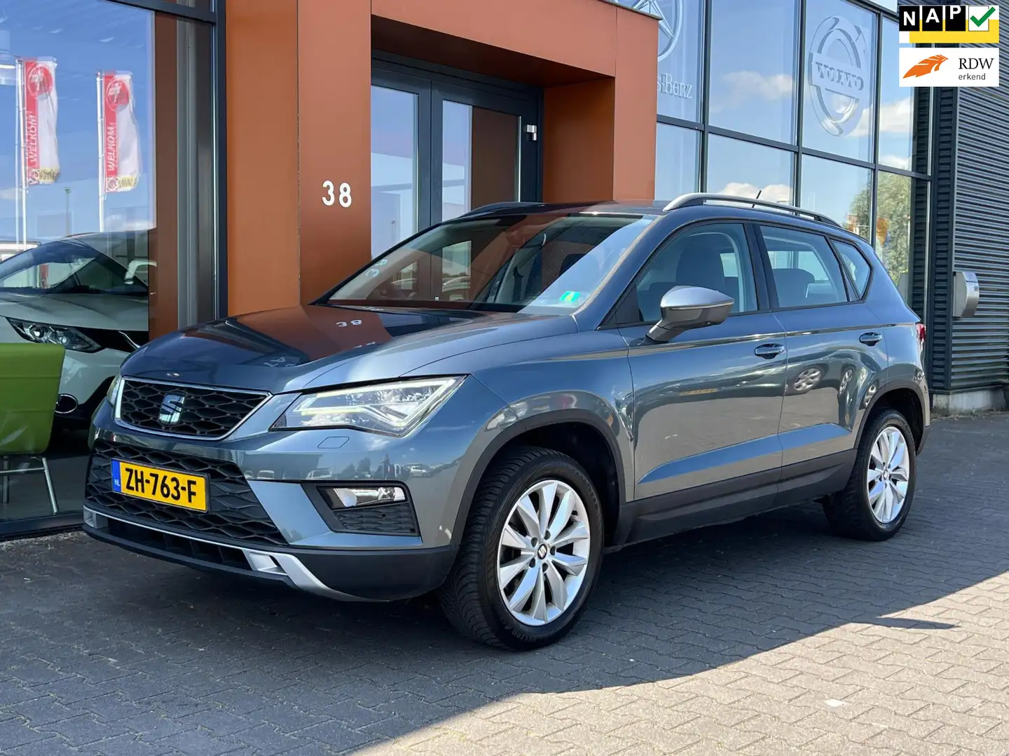 SEAT Ateca 1.0EcoTSI|LED|Carplay|Cruise|Clima|PDC|Bluetooth Grijs - 1