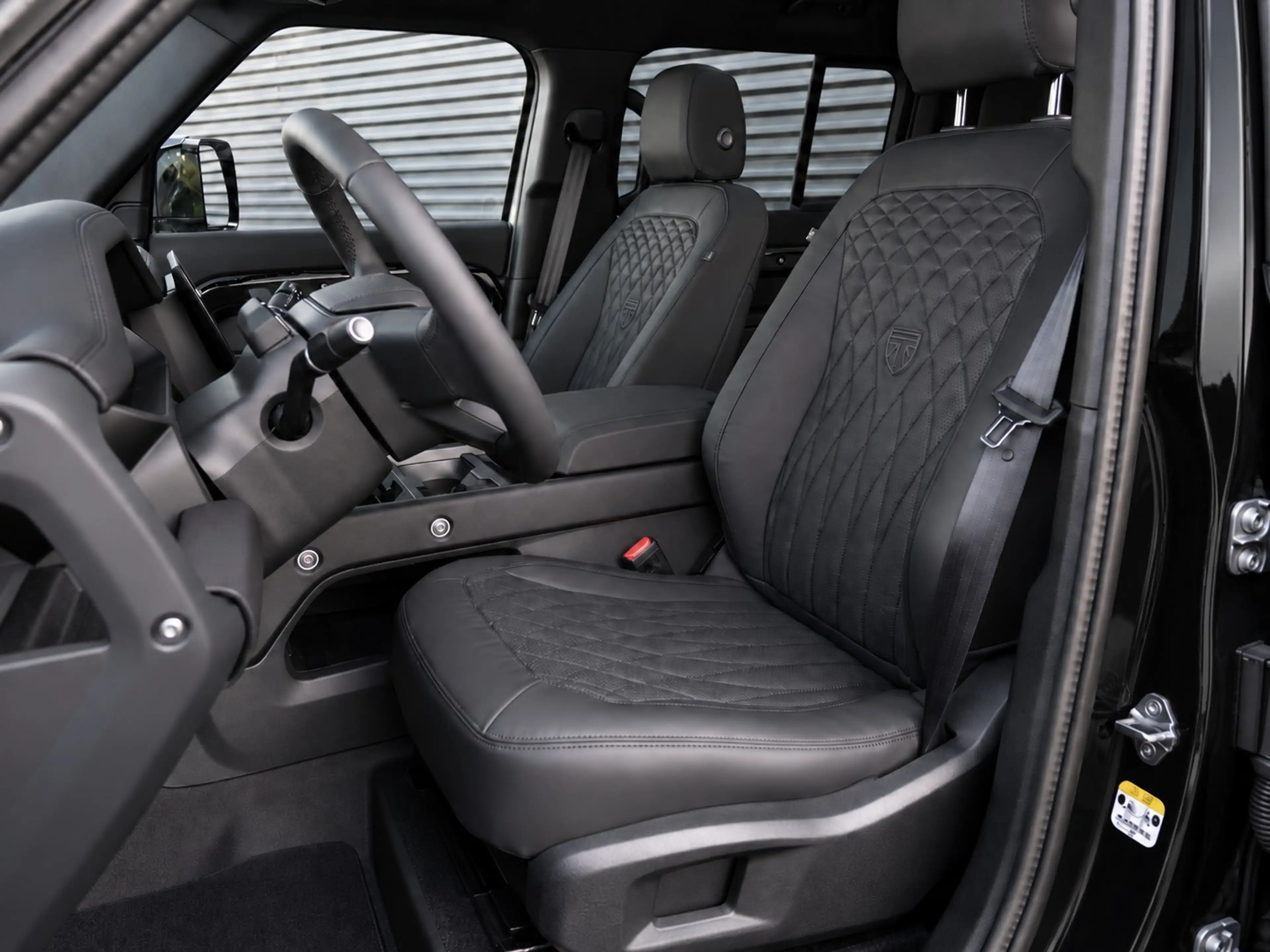 Land Rover Defender 110 P300e 110 X-Dynamic SE | Bespoke Santorini Sti — photo 2
