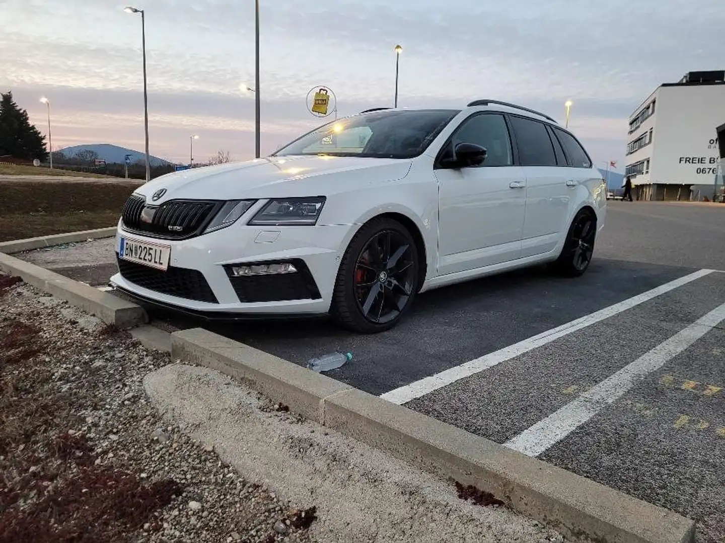 Skoda Octavia Octavia Combi RS 2,0 TDI DSG RS Weiß - 1