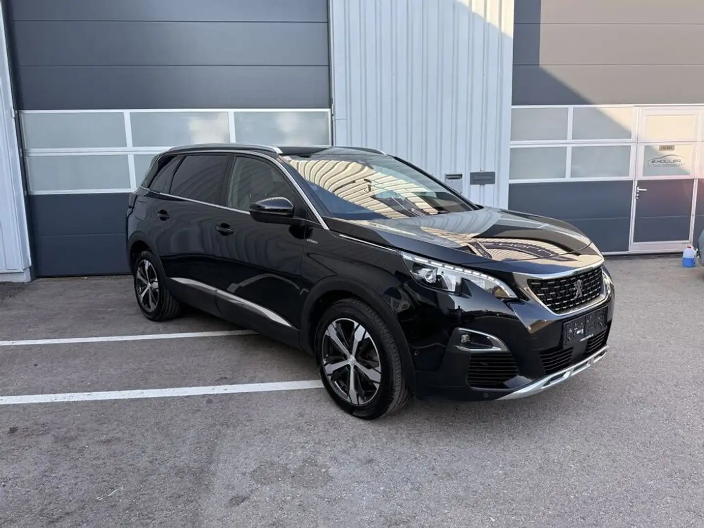 Peugeot 5008 GT Line Schwarz - 2