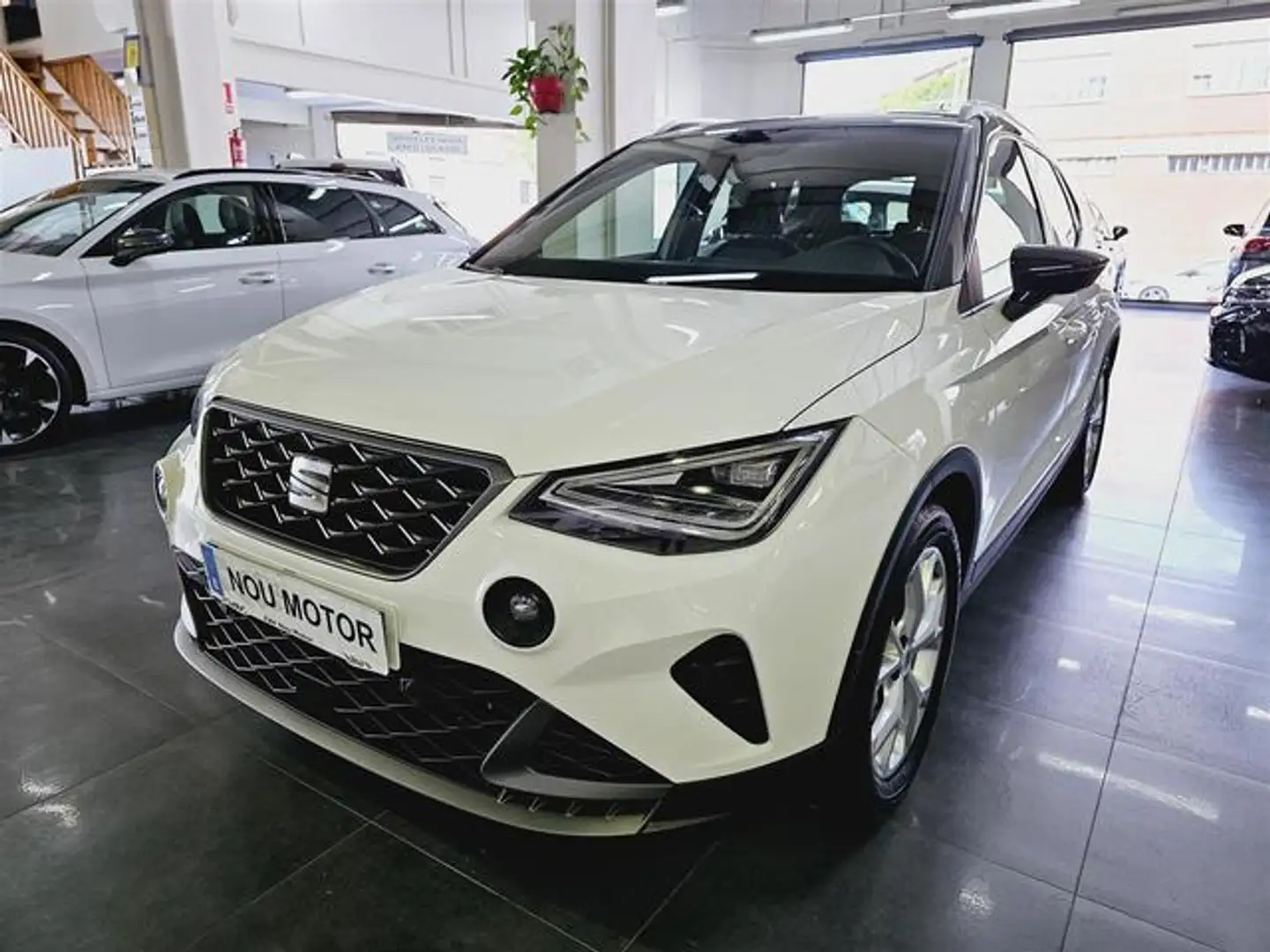 SEAT Arona 1.0 TSI S&S FR XM 110 Weiß - 1