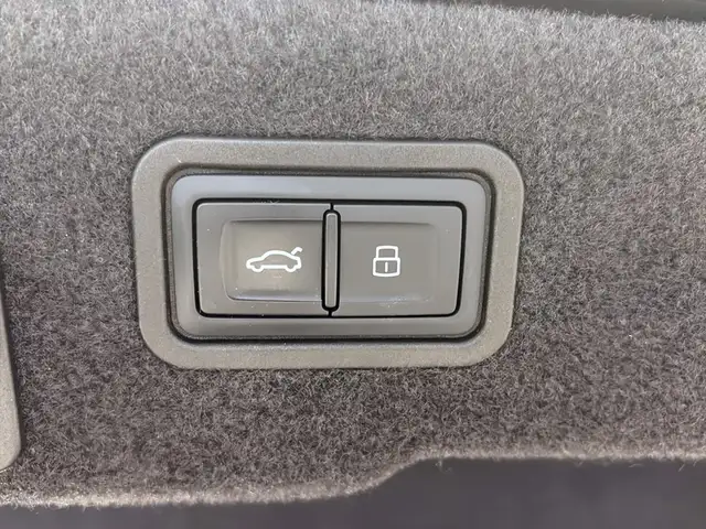 Audi A8 view 14