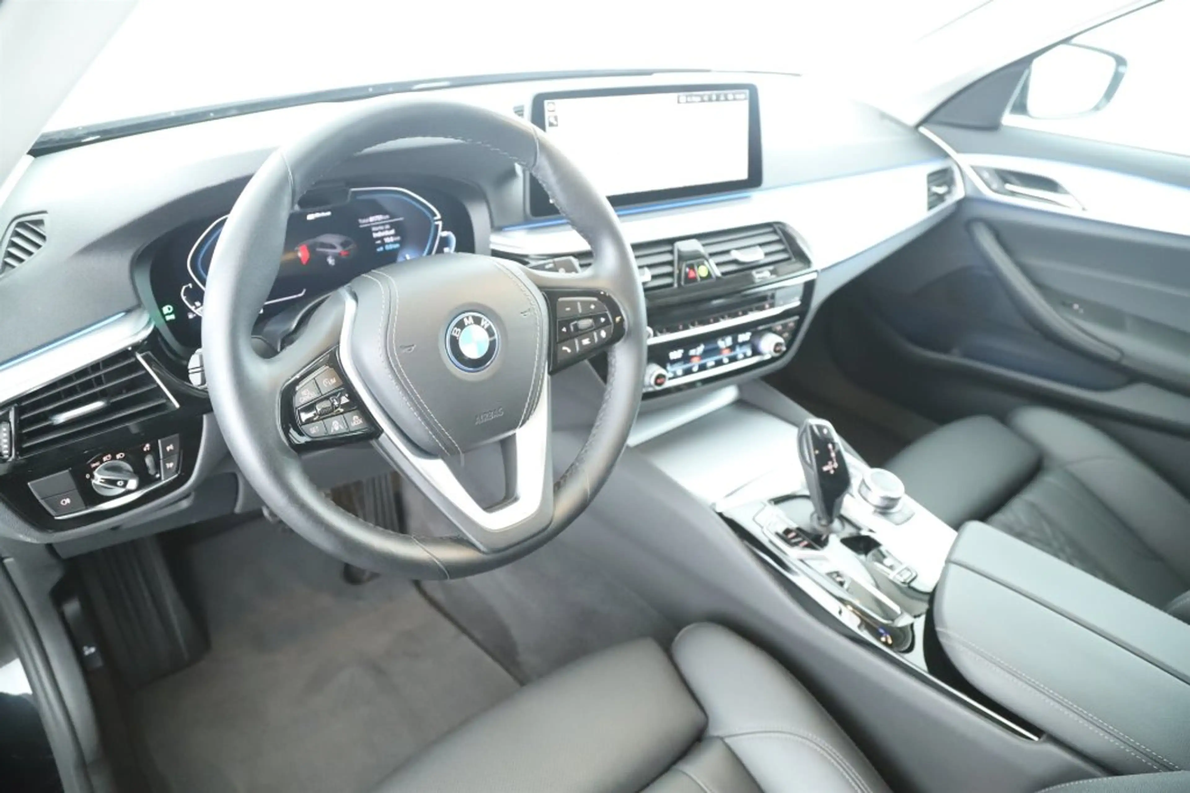 BMW 530 e xDrive Touring Aut. NAVI LEDER SHADOW LED — photo 9
