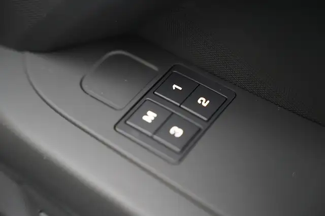 Land Rover Defender 110 D200 AWD X-Dynamic SE Aut. Ansicht 9