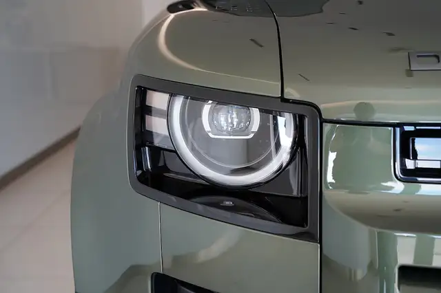 Land Rover Defender 110 D200 AWD X-Dynamic SE Aut. Ansicht 4