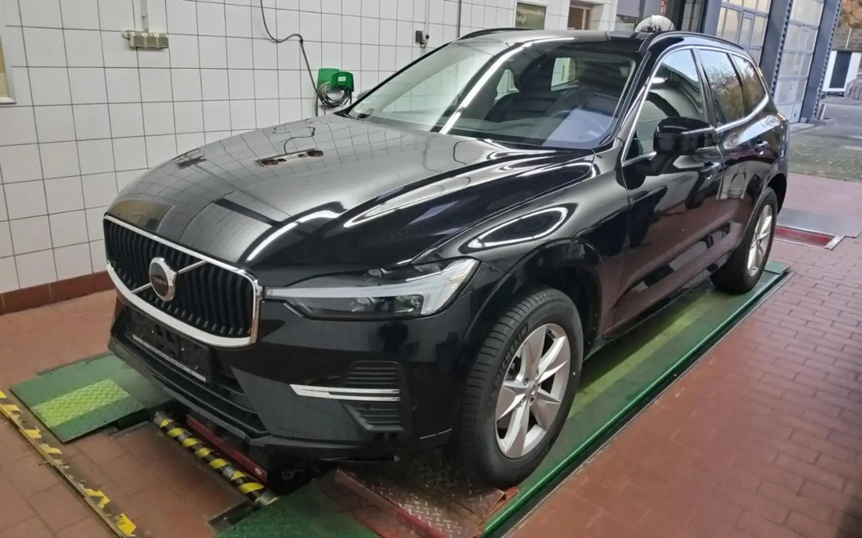 Volvo XC60 B4 Core+WINTERPAK+AHK+RFK+DAB+NAVI+LM18+FAP Gris - 2
