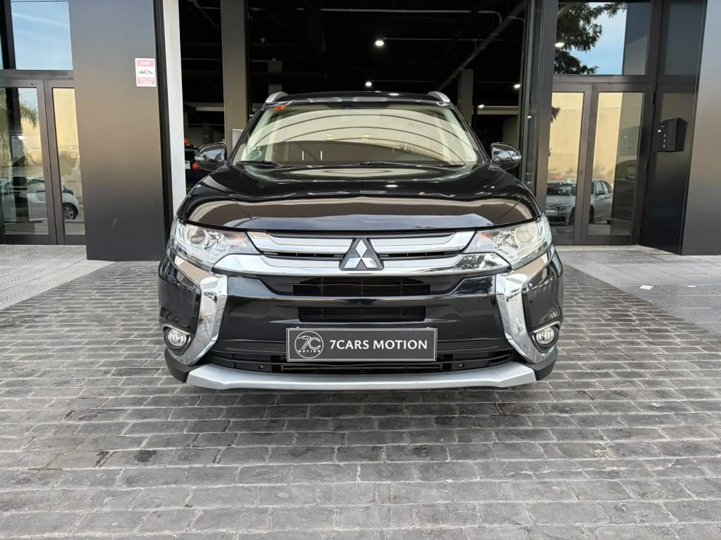 Mitsubishi Outlander 220DI-D Motion 2WD 7pl. Negro - 2