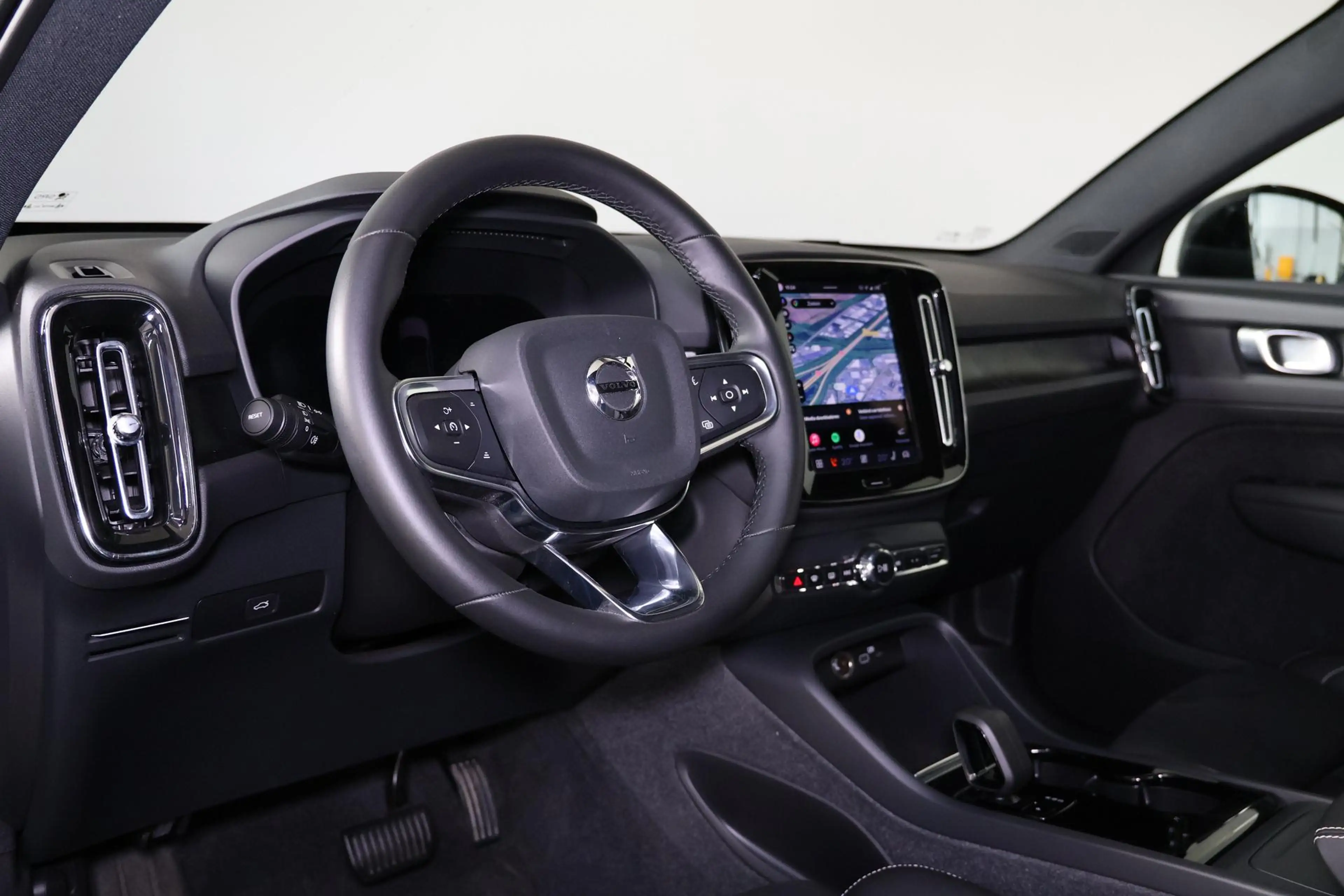 Volvo C40 Extended Range Plus 82 kWh - IntelliSafe Assist & — photo 13