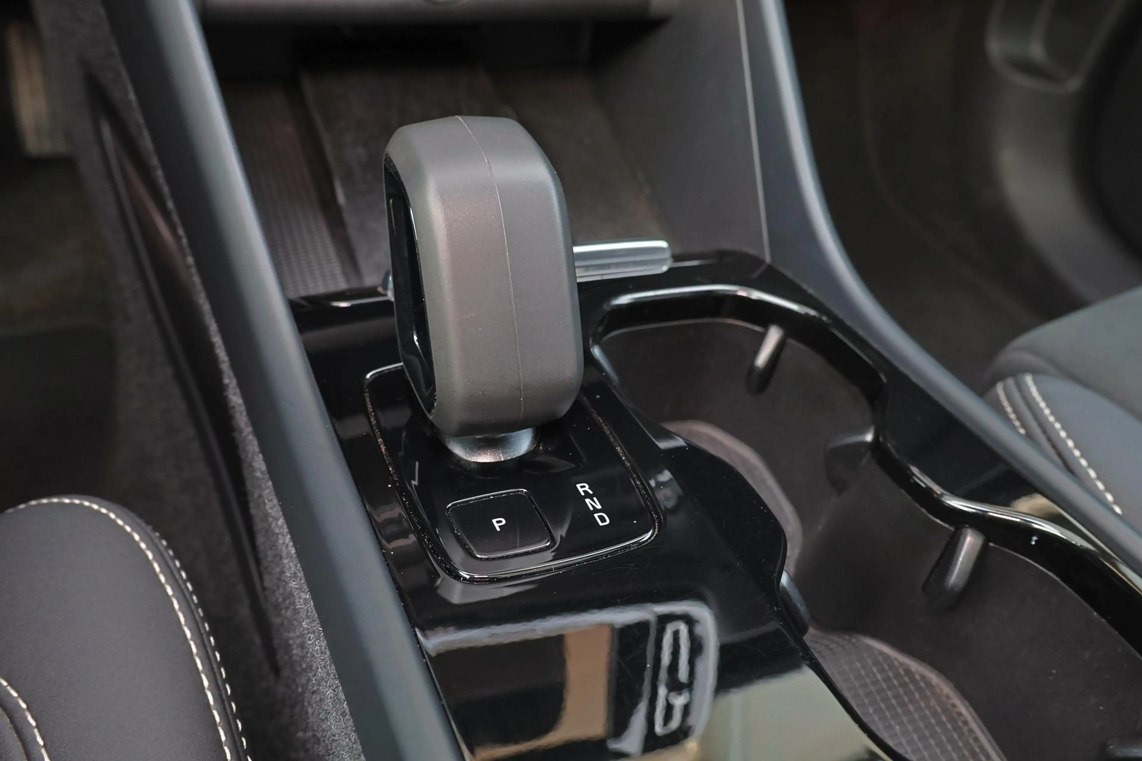 Volvo C40 Extended Range Plus 82 kWh - IntelliSafe Assist & — photo 11