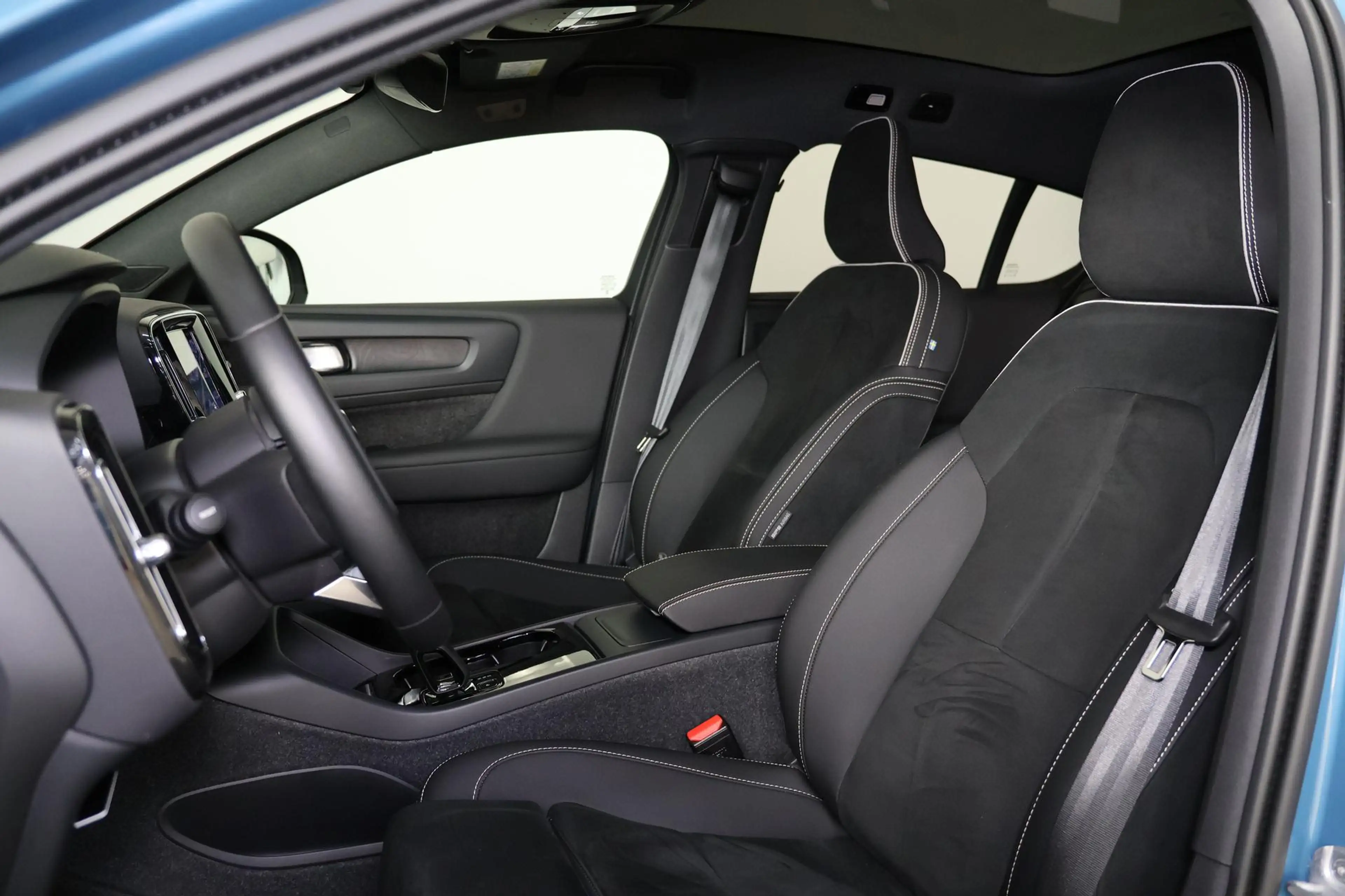 Volvo C40 Extended Range Plus 82 kWh - IntelliSafe Assist & — photo 14