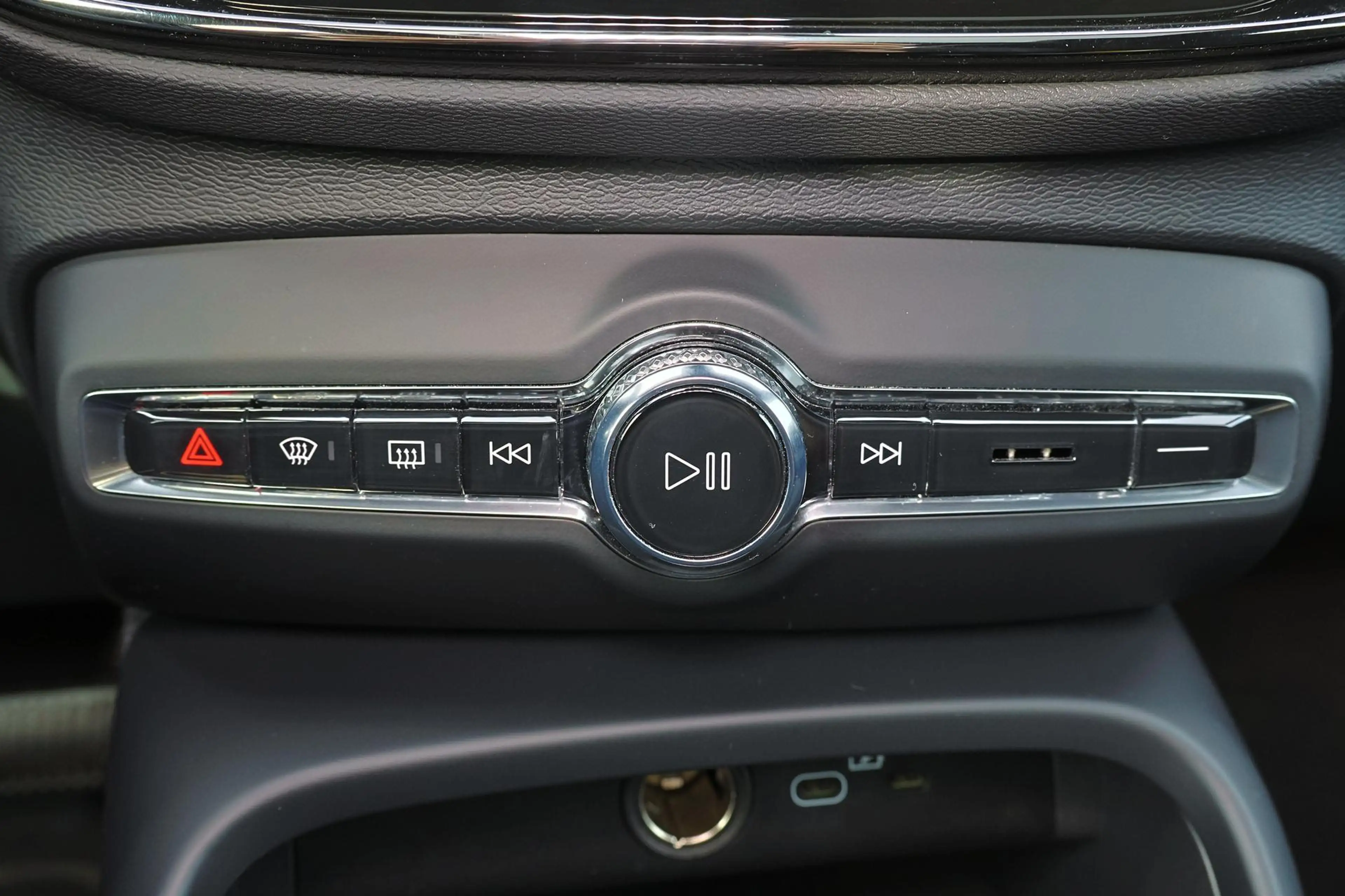 Volvo C40 Extended Range Plus 82 kWh - IntelliSafe Assist & — photo 10