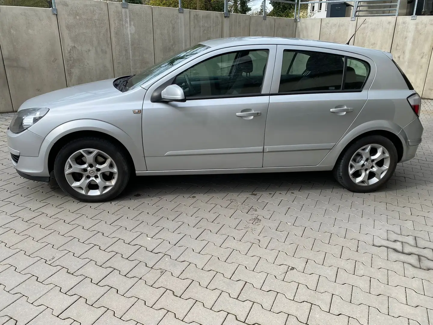 Opel Astra Edition 1,8/ Automatik/ AHK /HU & AU neu Gris - 2
