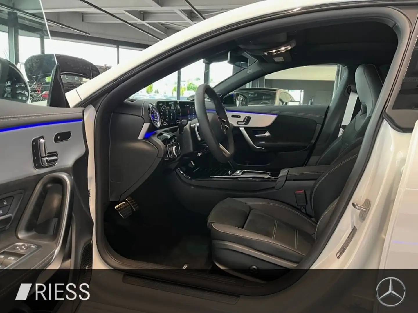 Mercedes-Benz CLA 250 e Coupé EQ AMG+AHK+PANO+MULTIBEAM+AC11KW Weiß - 2