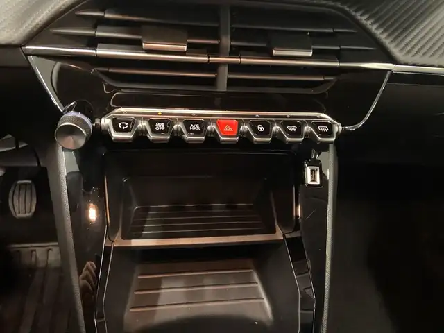 Peugeot 208 view 11