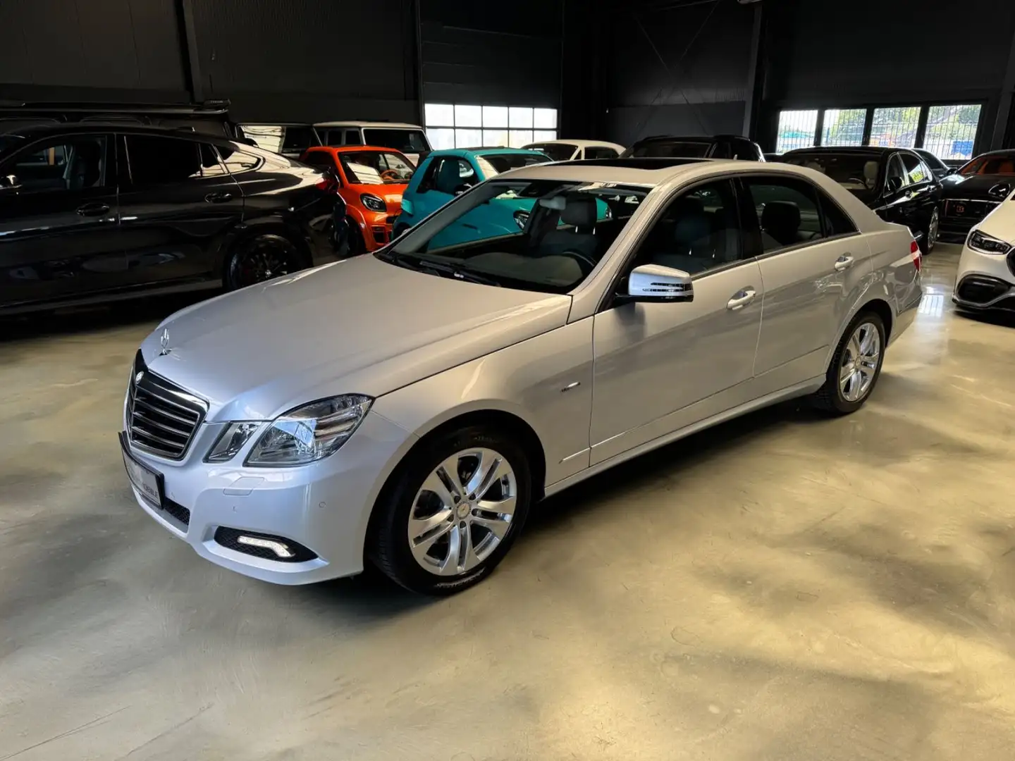 Mercedes-Benz E 250 CGI BlueEfficiency AVANTGARDE/LEDER/NAVI Silber - 1