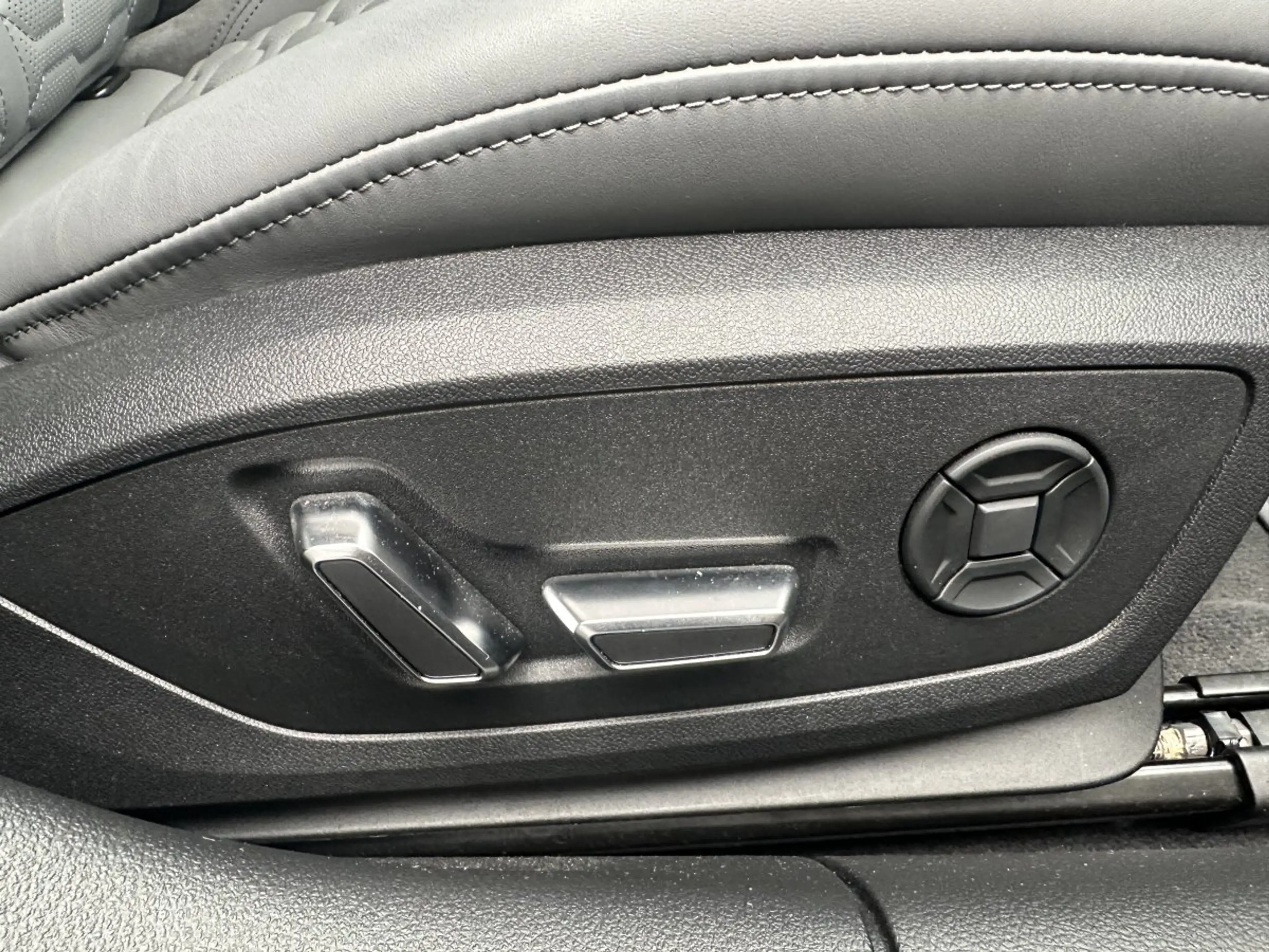 Audi RS6 AVANT 4.0TSI QUATTRO*HEAD-UP*PANO*STANDH.*AHK — photo 12