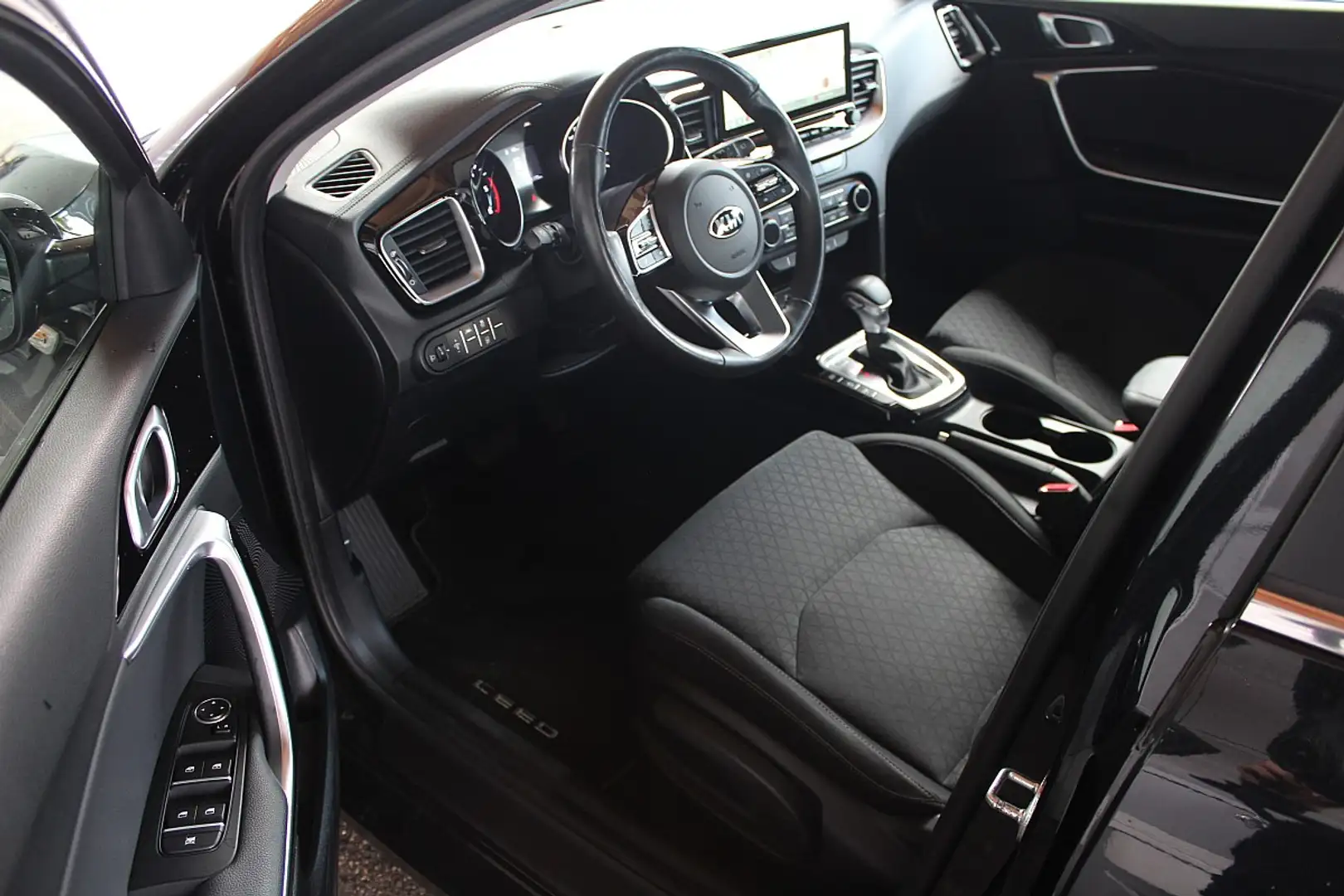 Kia Ceed SW / cee'd SW ceed SW 1,6 CRDi SCR ISG Silber 48V DCT|Navi|La... Schwarz - 2