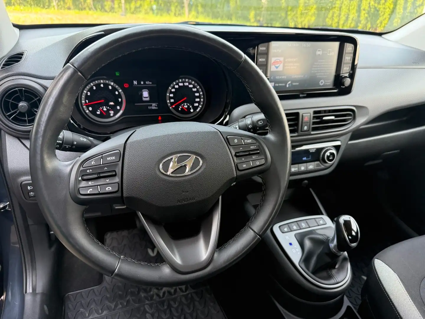 Hyundai i10 1.2 84 PS KLIMAUTOMATIK SITZHEIZUNG Grau - 2
