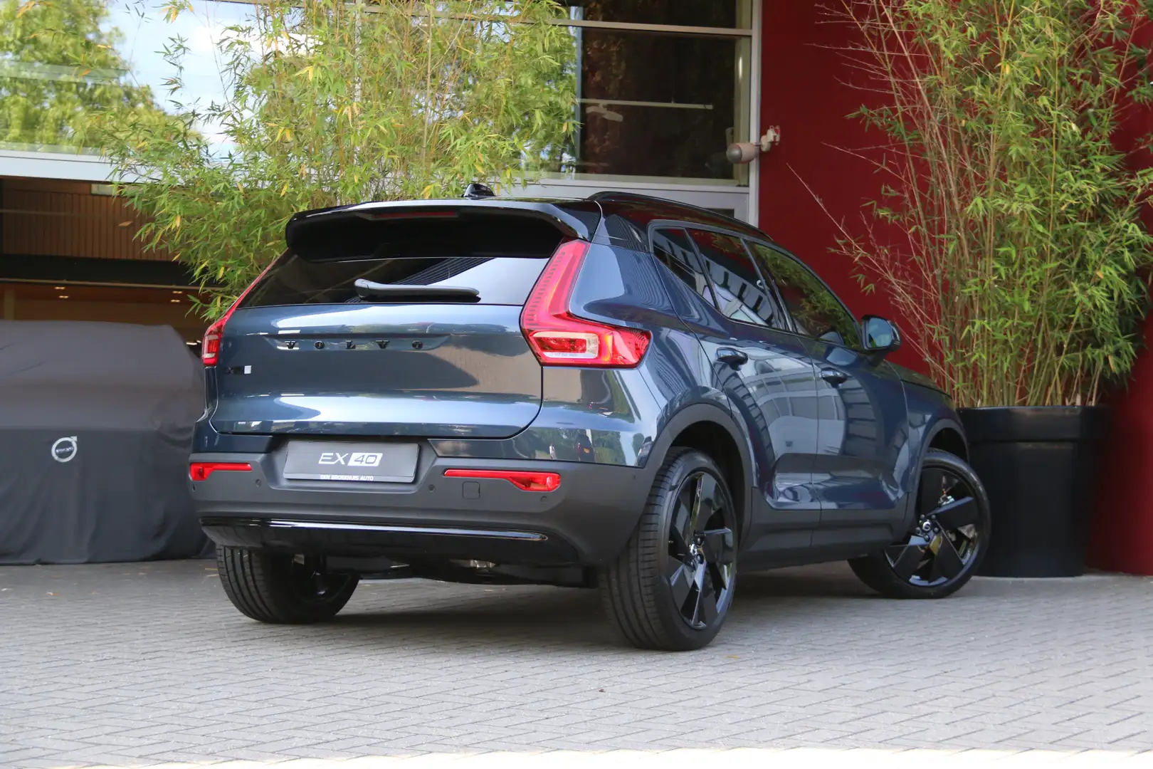 Volvo EX40 185 kW Single Motor Extended Range RWD Ultra Black Blau - 2