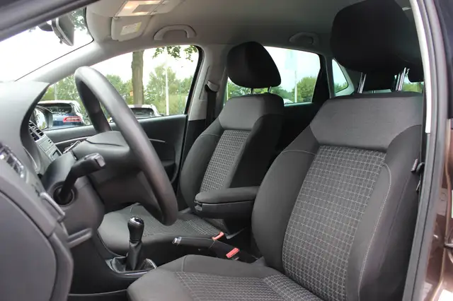 Volkswagen Polo view 4