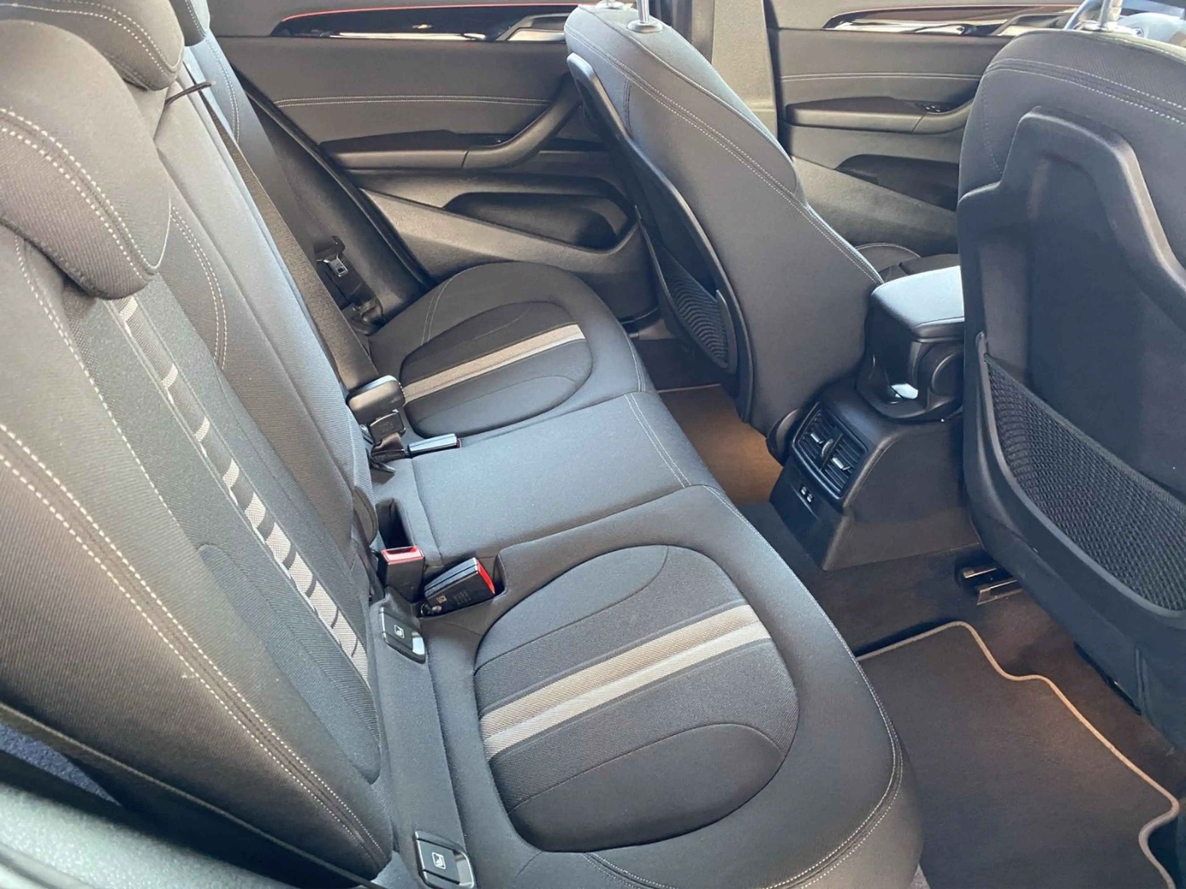 BMW X2 sDrive 18i Advantage Plus LED+2xKlima+KlimaA — photo 13