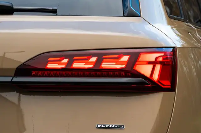 Audi Q7 view 7