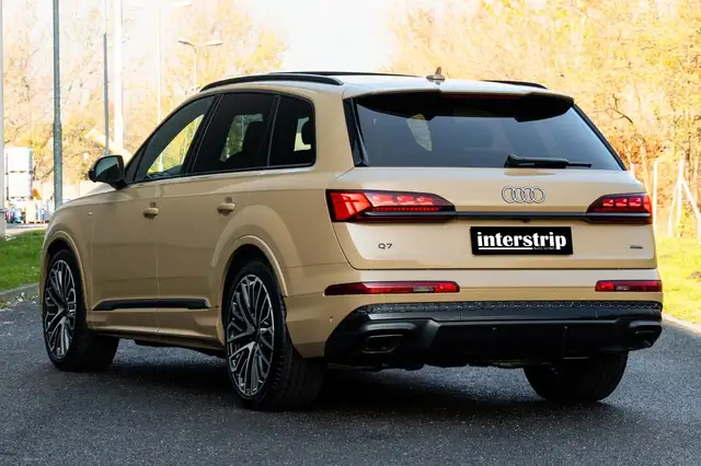 Audi Q7 view 4