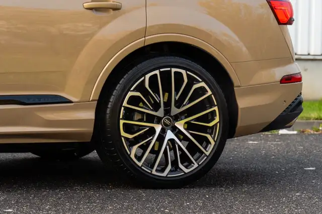 Audi Q7 view 10