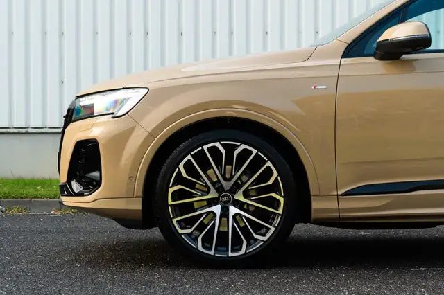 Audi Q7 view 9