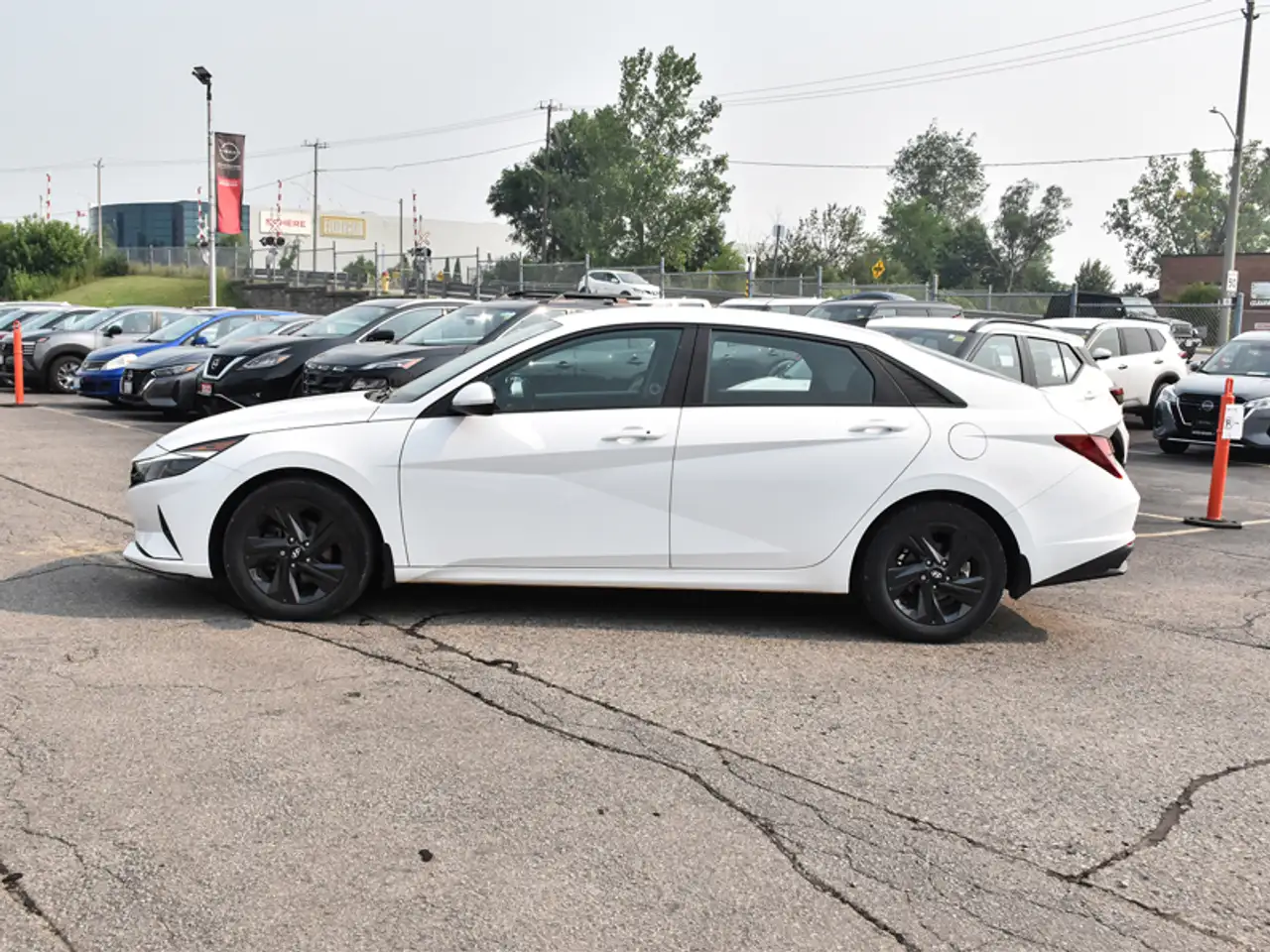 Hyundai ELANTRA photo Hyundai ELANTRA