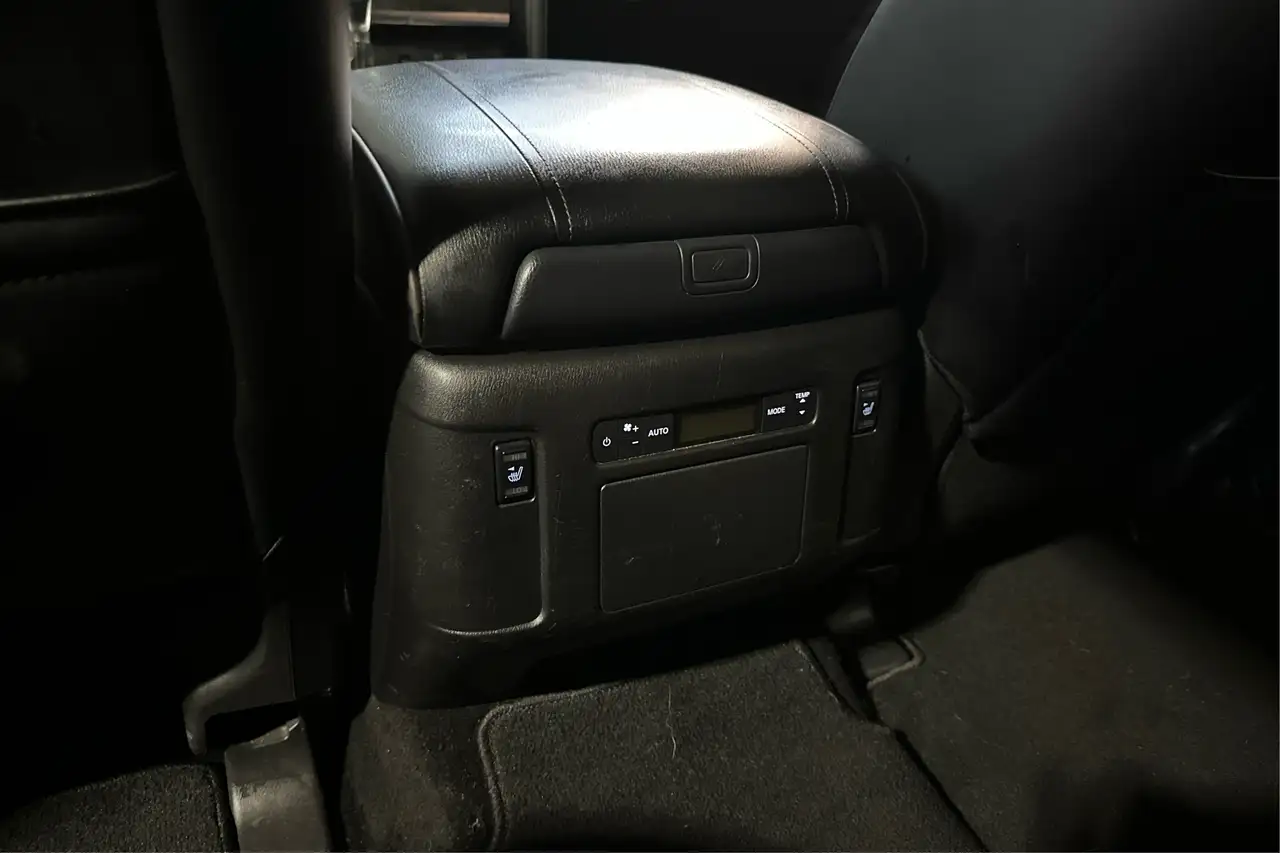Nissan Armada снимка Nissan Armada