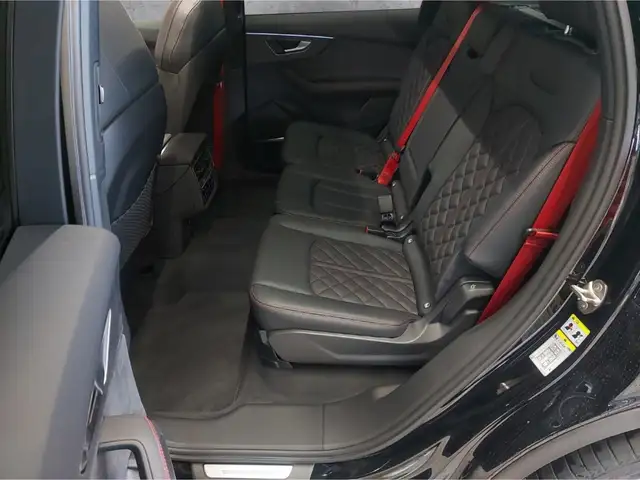 Audi Q7 view 10