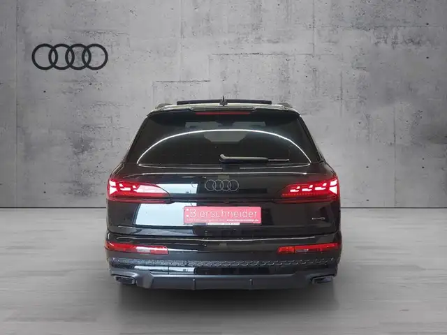 Audi Q7 view 6