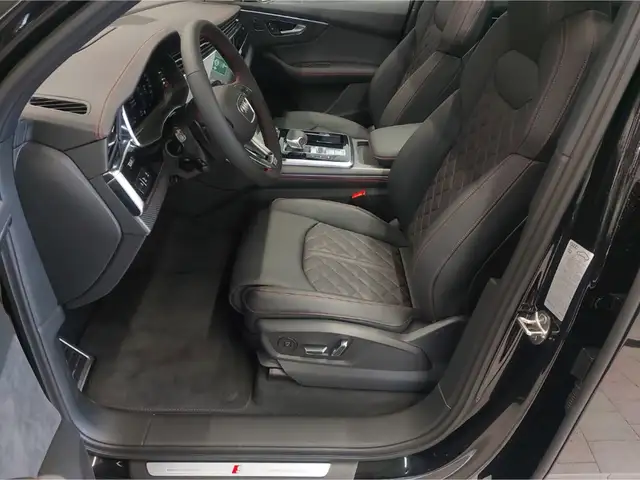 Audi Q7 view 8