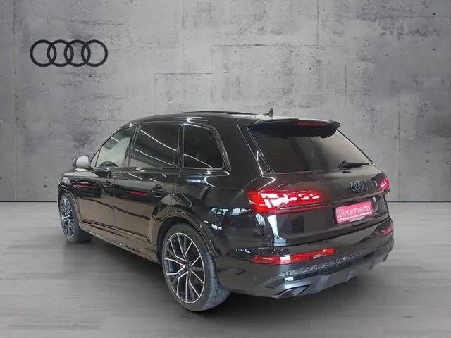 Audi Q7 view 5