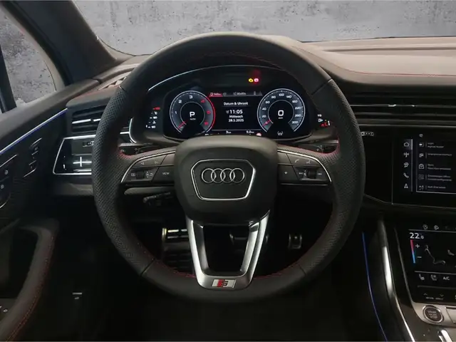 Audi Q7 view 9